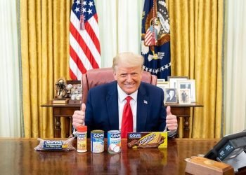 Imagen publicada en la cuenta de Instagram del presidente de los Estados Unidos, Donald Trump, @realdonaldtrump, donde aparece mientras posa en su despacho sonriente y con varios productos de la marca Goya, entre ellos los frijoles. Foto: Instagram/EFE.