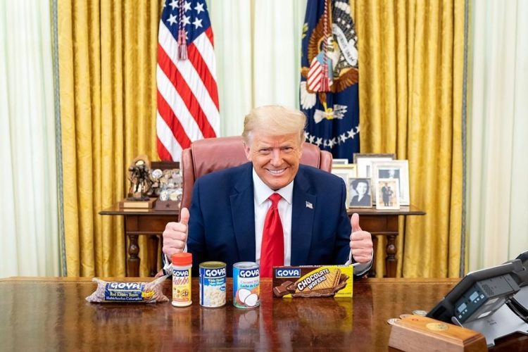 Imagen publicada en la cuenta de Instagram del presidente de los Estados Unidos, Donald Trump, @realdonaldtrump, donde aparece mientras posa en su despacho sonriente y con varios productos de la marca Goya, entre ellos los frijoles. Foto: Instagram/EFE.