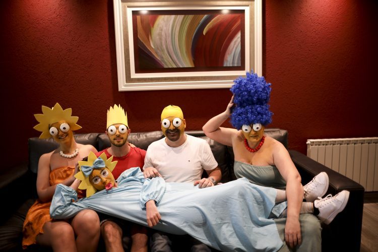 La familia Arevalo-Robledo, vestida como Los Simpson, posa para una foto en su sala de estar durante la cuarentena ordenada por el gobierno para frenar la propagación del nuevo coronavirus; en Buenos Aires, el sábado 27 de junio de 2020. Foto: Natacha Pisarenko/AP