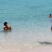 Varias personas se toman fotos mientras disfrutan de un baño en la playa durante el primer día de reapertura en La Habana durante la pandemia de coronavirus, en julio de 2020. Foto: Ernesto Mastrascusa / EFE / Archivo.