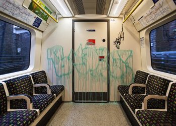 En esta imagen sin fecha emitida el martes 14 de julio del 2020 por JBPR, una obra de Banksy en un vagón del metro de Londres. Foto: @banksy vía AP.