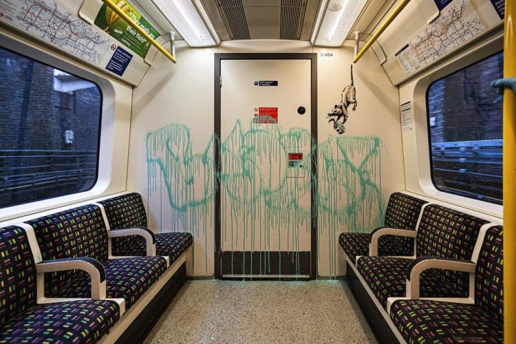 En esta imagen sin fecha emitida el martes 14 de julio del 2020 por JBPR, una obra de Banksy en un vagón del metro de Londres. Foto: @banksy vía AP.