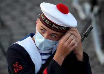Una oficial de la Armada francesa se prepara para el desfile militar anual del Día de la Bastilla, en la Plaza de la Concordia, en París. Foto: CHRISTOPHE PETIT TESSON/ EFE / EPA.