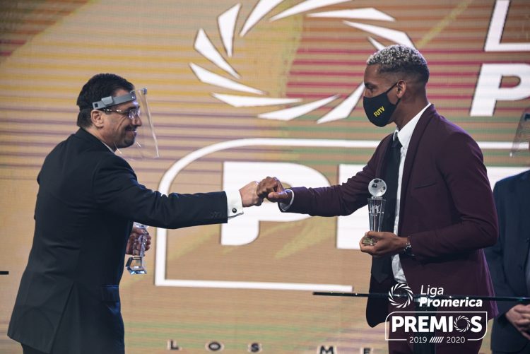 Marcel Hernández (derecha) recibió el premio de mejor jugador extranjero del fútbol costarricense. Foto: Tomada de UNAFUT.