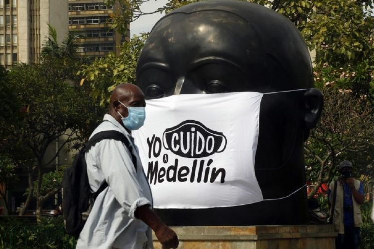 Imagen que forma parte de una campaña por el uso de la mascarilla en  Medellín. Persona con mascarilla ante escultura de Fernando Botero. Foto: Jaiver Nieto Álvarez, tomada de: eltiempo.com
