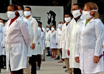 Médicos participan en un acto de despedida de su grupo, momentos antes de salir para el aeropuerto internacional José Martí, el pasado 25 de abril en La Habana. Foto: Ernesto Mastrascusa/EFE/ Archivo.