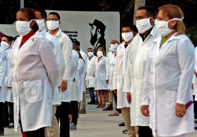 Médicos participan en un acto de despedida de su grupo, momentos antes de salir para el aeropuerto internacional José Martí, el pasado 25 de abril en La Habana. Foto: Ernesto Mastrascusa/EFE/ Archivo.
