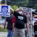 Personas protestan en Indiana por la reanudación de las ejecuciones federales. Foto: TANNEN MAURY/ EFE/EPA