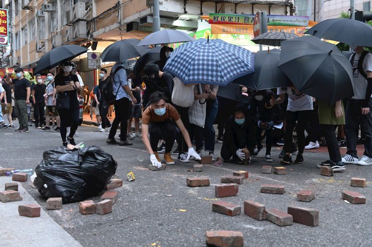 Los manifestantes salieron a las calles hoy, aniversario del traspaso de Hong Kong del dominio británico al chino. Según la fuerza policial de Hong Kong, se han realizado más de 70 detenciones. Foto: MIGUEL CANDELA/EFE/EPA