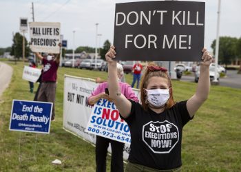 Manifestantes contra la pena de muerte reunidos en Terre Haute, Indiana, el miércoles 15 de julio de 2020. Foto: Michael Conroy/AP
