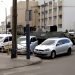 Una calle cortada por un vehículo blindado y un auto policial, a la derecha, después de que un hombre armado tomara como rehenes a unas 20 personas en la ciudad ucraniana de Lutsk, unos 400 kilómetros al oeste de Kiev, el martes 21 de julio de 2020. Foto: AP.