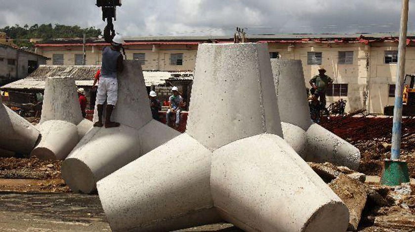 Tetrápodos o yaquis de concreto emplazados como obra de protección costera en el malecón de Baracoa. Foto: Agencia Cubana de Noticias.