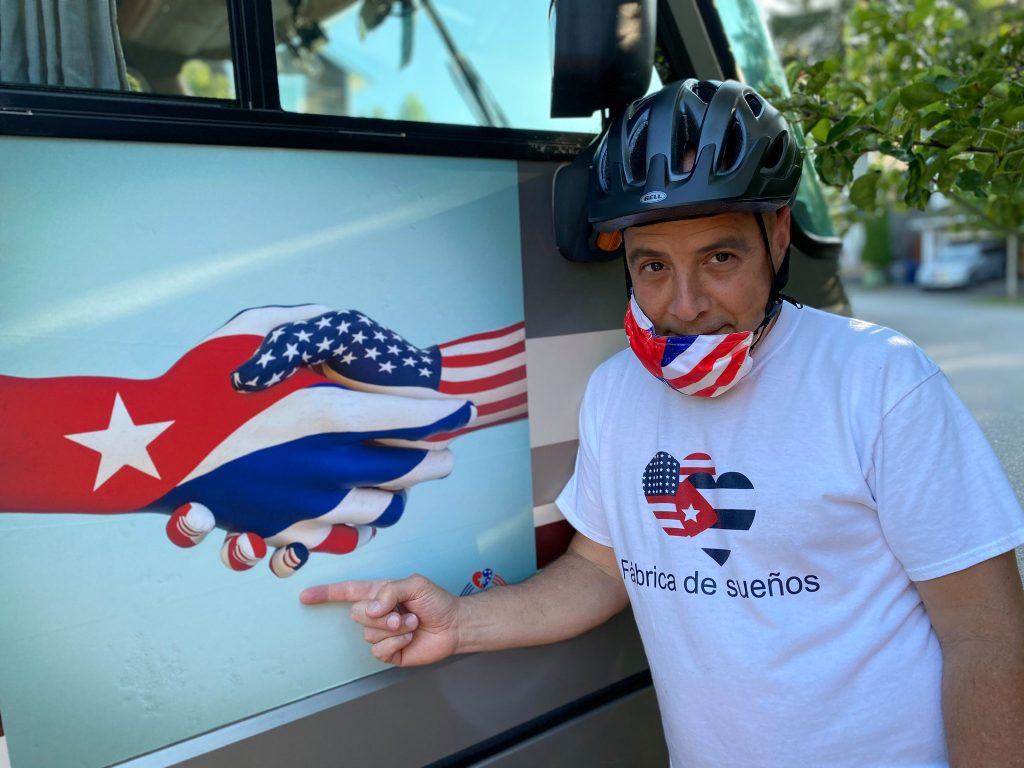 El profesor cubanoamericano Carlos Lazo, líder del proyecto "Puentes de Amor". Foto: Cortesía de Carlos Lazo.