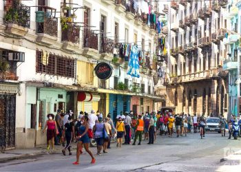 Ante el incremento sostenido del número de casos confirmados y sospechosos de COVID-19, la capital cubana volvió esta semana a la etapa de transmisión autóctona limitada con la consecuente limitación de la movilidad y el cierre de zonas de alto riesgo. Foto: Otmaro Rodríguez.