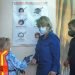 En día de elecciones primarias locales, dos electores se identifican en el centro de votación protegidos contra la pandemia. | Cristóbal Herrera / EFE