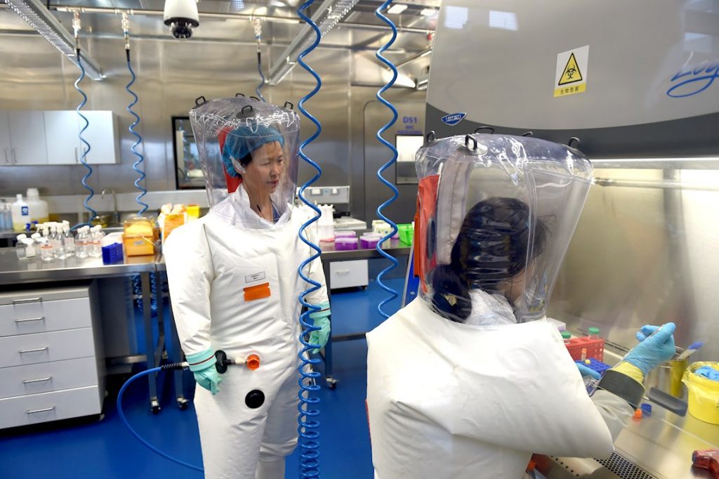 Científicos chinos trabajan en la investigación de una vacuna contra la COVID-19. Foto: Shepherd Hou/EFE/Archivo.