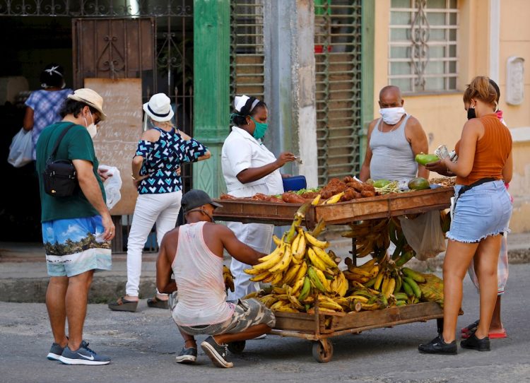 Varias personas compran productos agrícolas en La Habana durante la pandemia de coronavirus. Foto: Yander Zamora / EFE.