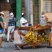 Varias personas compran productos agrícolas en La Habana durante la pandemia de coronavirus. Foto: Yander Zamora / EFE.
