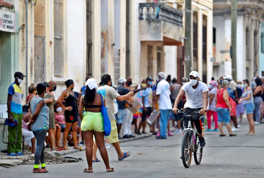 Personas esperan su turno para comprar en un mercado en La Habana, tras la vuelta de la ciudad a la fase epidémica por la COVID-19. Foto: Yander Zamora / EFE.