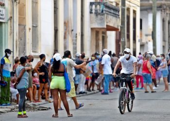 Personas esperan su turno para comprar en un mercado en La Habana, tras la vuelta de la ciudad a la fase epidémica por la COVID-19. Foto: Yander Zamora / EFE.