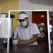 Trabajadores con mascarilla en un restaurante de El Salvador. Foto: Rodrigo Sura / EFE.