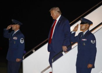 El presidente de Estados Unidos, Donald Trump, baja del Air Force One en la base aérea de Andrews, Maryland, el viernes 31 de julio de 2020. (AP Foto/Patrick Semansky)