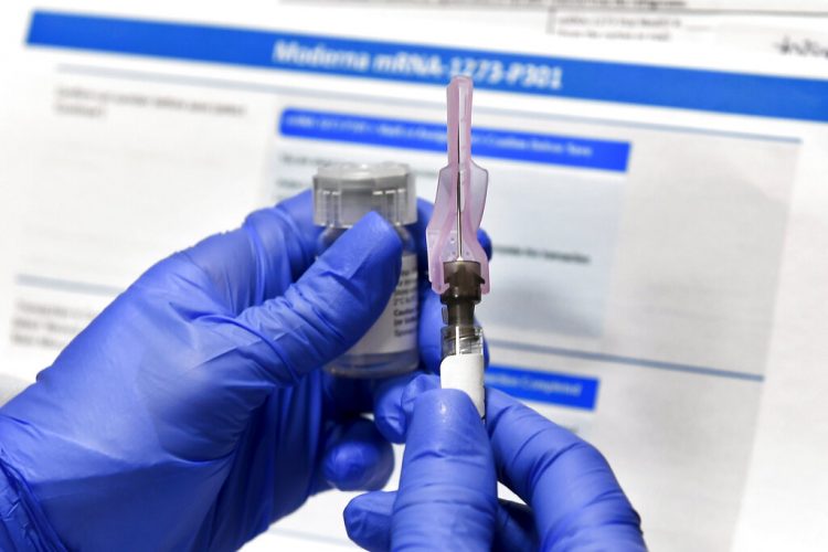 Una enfermera prepara una inyección como parte de un estudio de una posible vacuna contra el COVID-19 en Binghamton, Nueva York. Foto: AP/Hans Pennink/Archivo.