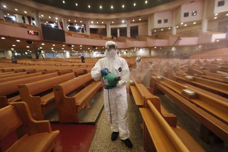 Un funcionario desinfecta una iglesia como medida de precaución contra el coronavirus, en la iglesia Yoido Full Gospel, en Seúl, Corea del Sur, el 21 de agosto de 2020. (AP Foto/Ahn Young-joon)