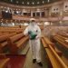 Un funcionario desinfecta una iglesia como medida de precaución contra el coronavirus, en la iglesia Yoido Full Gospel, en Seúl, Corea del Sur, el 21 de agosto de 2020. (AP Foto/Ahn Young-joon)