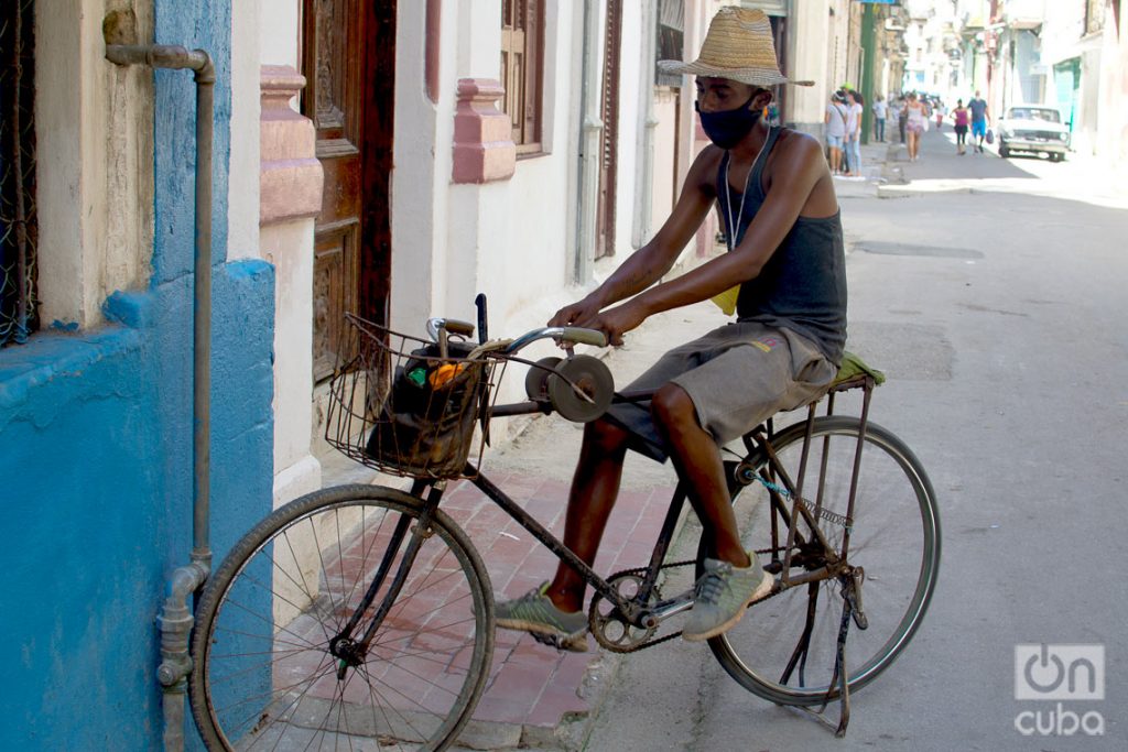 Afilador de cuchillos y tijeras en La Habana, durante el rebrote de coronavirus. Foto: Otmaro Rodríguez.