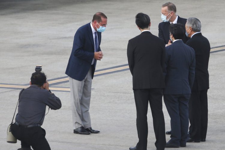 El secretario de Salud y Servicios Humanos de Estados Unidos, Alex Azar, al llegar a Taiwán el domingo 9 de agosto de 2020, en el aeropuerto Songshan de Taipei. Foto: Chiang Ying-ying/AP.