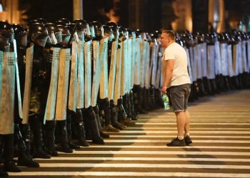 Un manifestante habla con la policía, que corta la calle durante una protesta tras las elecciones presidenciales, en Minsk, Bielorrusia, el domingo 9 de agosto de 2020.  Foto: Sergei Grits/AP.