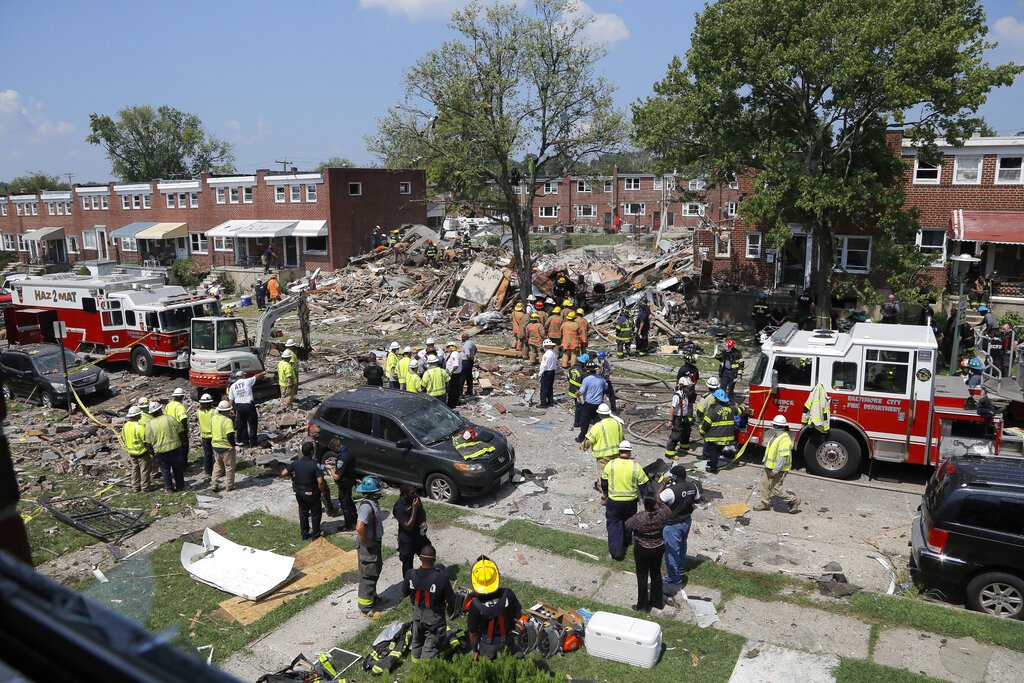 Rescatistas trabajan cerca de los escombros tras una explosión en Baltimore, el lunes 10 de agosto de 2020. Foto: AP/Julio Cortez.
