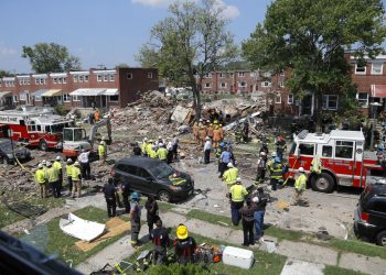 Rescatistas trabajan cerca de los escombros tras una explosión en Baltimore, el lunes 10 de agosto de 2020. Foto: AP/Julio Cortez.