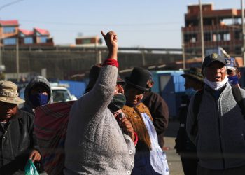 Manifestantes con tapabocas para evitar los contagios del coronavirus protestan por el aplazamiento de las próximas elecciones presidenciales en El Alto, Bolivia, el miércoles 5 de agosto de 2020. Foto: Juan Karita/ AP.