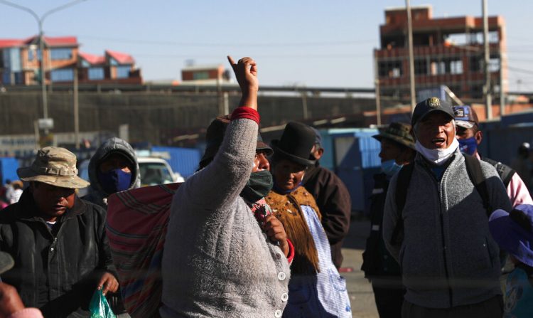Manifestantes con tapabocas para evitar los contagios del coronavirus protestan por el aplazamiento de las próximas elecciones presidenciales en El Alto, Bolivia, el miércoles 5 de agosto de 2020. Foto: Juan Karita/ AP.
