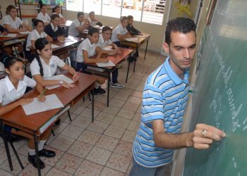 Alumnos y profesor durante una clase en el aula especializada en la formación de maestros primarios de la Escuela Pedagógica Octavio García Hernández, del municipio Cienfuegos. Foto: Modesto G. Cabo/AIN.
