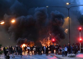 Nubes de humo se eleva tras la quema de neumáticos y el uso de fuegos artificiales durante una protesta en el vecindario de Rosengard, en Malmö, Suecia, la noche del viernes 28 de agosto de 2020. Foto: TT News Agency/AP.
