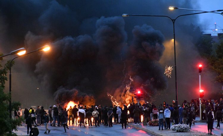 Nubes de humo se eleva tras la quema de neumáticos y el uso de fuegos artificiales durante una protesta en el vecindario de Rosengard, en Malmö, Suecia, la noche del viernes 28 de agosto de 2020. Foto: TT News Agency/AP.