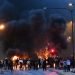 Nubes de humo se eleva tras la quema de neumáticos y el uso de fuegos artificiales durante una protesta en el vecindario de Rosengard, en Malmö, Suecia, la noche del viernes 28 de agosto de 2020. Foto: TT News Agency/AP.