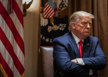 El presidente estadounidense Donald Trump escucha durante una reunión con líderes hispanos en la Casa Blanca, el jueves 9 de julio de 2020, en Washington. Foto: AP/Evan Vucci.