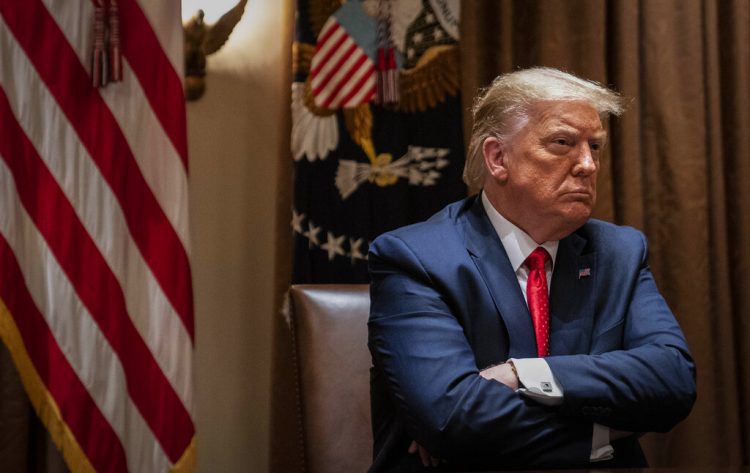 El presidente estadounidense Donald Trump escucha durante una reunión con líderes hispanos en la Casa Blanca, el jueves 9 de julio de 2020, en Washington. Foto: AP/Evan Vucci.