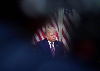 El presidente Donald Trump escucha durante un evento en la Casa Blanca, en esta fotografía del miércoles 12 de agosto de 2020, en Washington. Foto: AP/Andrew Harnik.