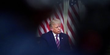 El presidente Donald Trump escucha durante un evento en la Casa Blanca, en esta fotografía del miércoles 12 de agosto de 2020, en Washington. Foto: AP/Andrew Harnik.