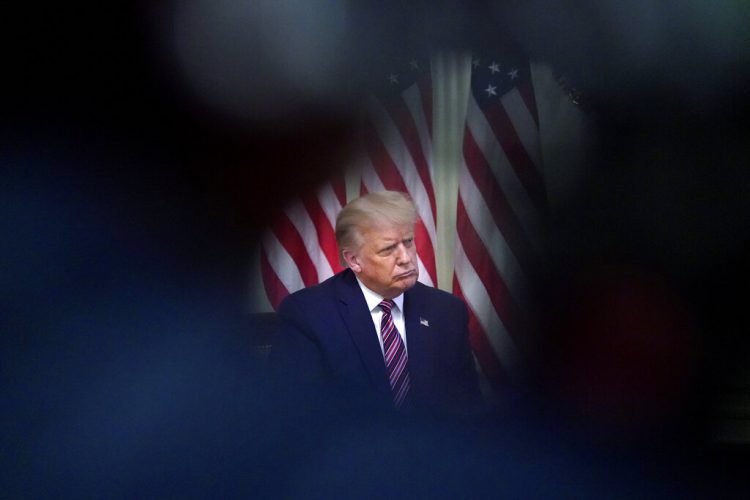 El presidente Donald Trump escucha durante un evento en la Casa Blanca, en esta fotografía del miércoles 12 de agosto de 2020, en Washington. Foto: AP/Andrew Harnik.