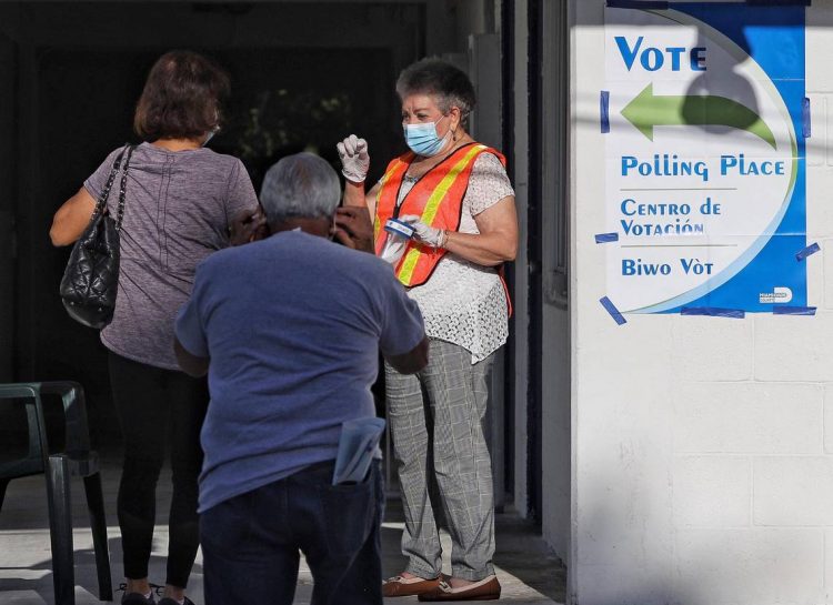 Electores acuden a un puesto de votación en las primarias de la Florida. Foto: EFE/archivo