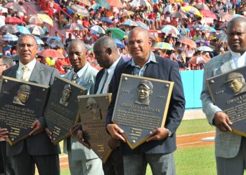Braudilio Vinent (al centro) recibió en 2014 su placa como miembro del Salón de la Fama del béisbol cubano. Foto: Ricardo López Hevia.