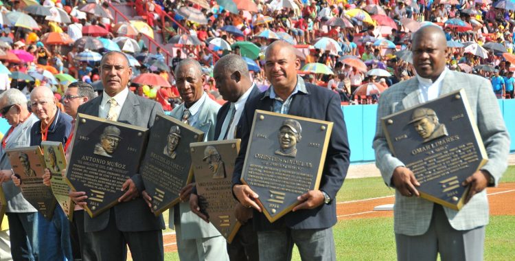Braudilio Vinent (al centro) recibió en 2014 su placa como miembro del Salón de la Fama del béisbol cubano. Foto: Ricardo López Hevia.