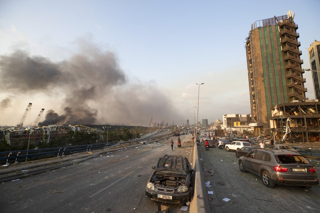 Panorama en una avenida de Beirut, Líbano, después de una enorme explosión en el centro de la ciudad, el martes 4 de agosto de 2020. Foto: AP/Hassan Ammar.