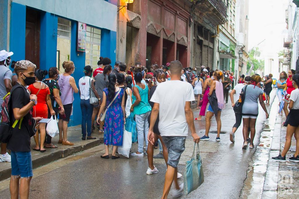 Personas en una cola en La Habana, durante el rebrote de coronavirus. Foto: Otmaro Rodríguez.